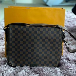 LOUIS VUITTON Damier Ebene District MM Crossbody Shoulder Bag